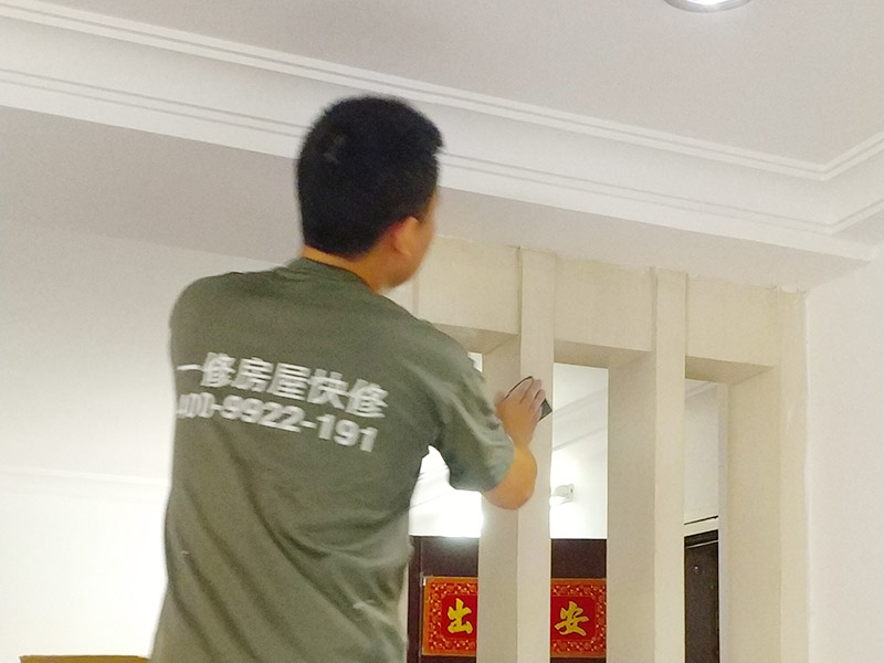 客廳隔斷安裝噴漆：第一步：對表面進(jìn)行刮膩子打du磨處理，要zhi求達(dá)到使表面無坑點和凸起，dao手感平滑；第二步：清潔，將粉塵等徹底清理干凈；第三補(bǔ)：噴漆，要求均勻。最好是橫三豎三，即噴漆時橫向噴三道豎向噴三道