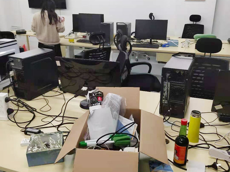 辦公室電路排線改造:首先，要想實現(xiàn)辦公室電腦和相關(guān)辦公設(shè)備信息接口的連網(wǎng)，并保證其可靈活使用性，使用穩(wěn)定性，臨時使用性，外觀美觀性。信息點的多少以及以后出現(xiàn)問題能否便于維護是進行辦公室網(wǎng)絡(luò)布線必需要考慮的因此，而辦公室布線作為用戶的最終使用的信息點(信息插座)墻上安放的位置、使用是否方便。 然后是辦公室強弱電線的布置，辦公室里強弱電(電力電源和圖象、數(shù)據(jù)、語音)線路的走向等因素都是規(guī)劃與設(shè)計的范圍之中，因此辦公室布線網(wǎng)絡(luò)，細(xì)節(jié)決定成敗。 最后是辦公室裝修布線需要滿足各種不同模擬或數(shù)字信號的傳輸需求。