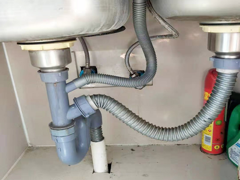 水槽下水管維修更換：首先，要檢查地板和屋頂是否有漏水的縫隙，廚衛(wèi)地面也要做蓄水相關(guān)的實(shí)驗(yàn)，確定不漏水之后，再檢查水管及配件是否有破損、是否牢固。安裝溢水孔的下水管。溢水孔是避免水槽向外溢水的保護(hù)孔，所以要注意其與槽體銜接處的密封性，確保溢水孔的下水管自身不漏水。安裝整體的排水管。當(dāng)遇到兩個(gè)過濾籃的水槽，且兩個(gè)下水管之間的距離有近遠(yuǎn)，就需要對(duì)水管進(jìn)行切割作業(yè)，要十分留意的是每個(gè)接口的密封性。