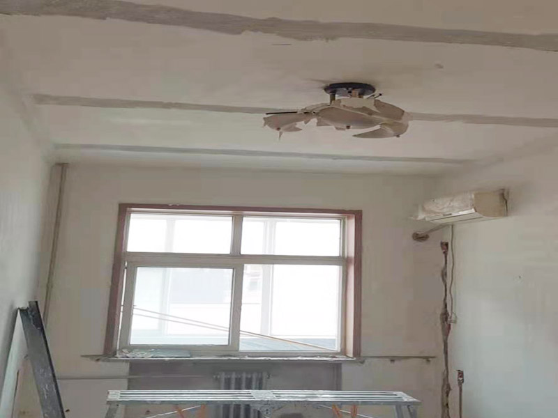 吊頂墻面翻新:在墻面翻新前，需要先將舊漆面鏟除干凈，之后在進行打磨，將墻面的浮沉雜物都清理干凈。如果墻面有凹凸不平的情況，要先用膩子修補，如果墻面出現(xiàn)空鼓的現(xiàn)象，也要將整面的墻皮進行鏟除，在做后續(xù)的處理?；鶎幼鐾旰?，需要將施工區(qū)域的家具物件移除，避免在翻新過程中，使家具受到損傷。 在刮膩子之前，先用尺子檢測一下墻面的平整度，在施工時，對不平整的地方進行多次涂刮，修補好不平整的區(qū)域。一般膩子刮兩遍即可，每次膩子刮完后要進行打磨，可以讓墻面更加光滑。膩子干透后，再對墻面進行油漆涂刷，底漆要先刷，施工力度要均勻，這樣漆膜厚度也相對一致，然后開始面漆施工，一定要讓漆面自然干透。