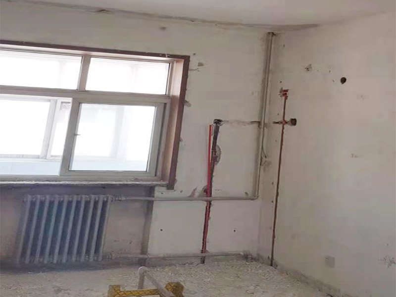 吊頂墻面翻新:在墻面翻新前，需要先將舊漆面鏟除干凈，之后在進行打磨，將墻面的浮沉雜物都清理干凈。如果墻面有凹凸不平的情況，要先用膩子修補，如果墻面出現(xiàn)空鼓的現(xiàn)象，也要將整面的墻皮進行鏟除，在做后續(xù)的處理?；鶎幼鐾旰?，需要將施工區(qū)域的家具物件移除，避免在翻新過程中，使家具受到損傷。 在刮膩子之前，先用尺子檢測一下墻面的平整度，在施工時，對不平整的地方進行多次涂刮，修補好不平整的區(qū)域。一般膩子刮兩遍即可，每次膩子刮完后要進行打磨，可以讓墻面更加光滑。膩子干透后，再對墻面進行油漆涂刷，底漆要先刷，施工力度要均勻，這樣漆膜厚度也相對一致，然后開始面漆施工，一定要讓漆面自然干透。