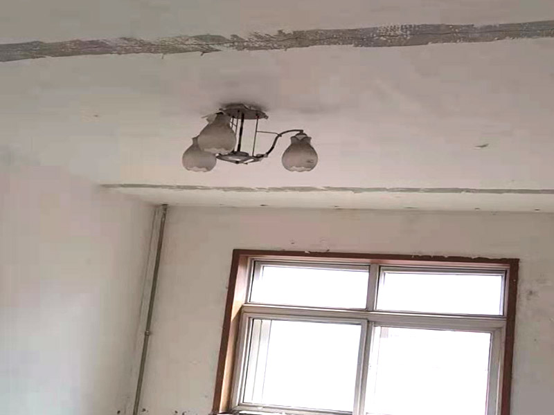 吊頂墻面翻新:在墻面翻新前，需要先將舊漆面鏟除干凈，之后在進行打磨，將墻面的浮沉雜物都清理干凈。如果墻面有凹凸不平的情況，要先用膩子修補，如果墻面出現(xiàn)空鼓的現(xiàn)象，也要將整面的墻皮進行鏟除，在做后續(xù)的處理?；鶎幼鐾旰螅枰獙⑹┕^(qū)域的家具物件移除，避免在翻新過程中，使家具受到損傷。 在刮膩子之前，先用尺子檢測一下墻面的平整度，在施工時，對不平整的地方進行多次涂刮，修補好不平整的區(qū)域。一般膩子刮兩遍即可，每次膩子刮完后要進行打磨，可以讓墻面更加光滑。膩子干透后，再對墻面進行油漆涂刷，底漆要先刷，施工力度要均勻，這樣漆膜厚度也相對一致，然后開始面漆施工，一定要讓漆面自然干透。