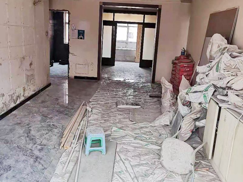 全屋瓷磚鋪貼：首先應除去基層表面的污垢，油漬，浮灰;除去基層上所有涂料層，膩子層;如果基層未能達到平整度要求，需對基層進行預先的找平處理。鋪貼瓷磚前需事先找好垂直線，以此為基準鋪貼的瓷磚高低均勻、垂直美觀;此外，施工前在墻體四周需彈出標高控制線，在地面彈出十字線，以控制地磚分隔尺寸。加水后將粘結劑漿料攪拌至潤滑均勻，無明顯塊狀或糊狀結塊，攪拌后的漿料靜置5-10分鐘后再稍加攪拌1-2分鐘即可使用。將瓷磚平整地鋪貼在基層上，使用橡膠錘將瓷磚拍實鋪平。施工過程中，可小幅度轉動瓷磚，使?jié){料與瓷磚背面充分接觸。