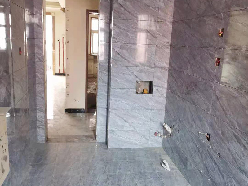 全屋瓷磚鋪貼：首先應除去基層表面的污垢，油漬，浮灰;除去基層上所有涂料層，膩子層;如果基層未能達到平整度要求，需對基層進行預先的找平處理。鋪貼瓷磚前需事先找好垂直線，以此為基準鋪貼的瓷磚高低均勻、垂直美觀;此外，施工前在墻體四周需彈出標高控制線，在地面彈出十字線，以控制地磚分隔尺寸。加水后將粘結劑漿料攪拌至潤滑均勻，無明顯塊狀或糊狀結塊，攪拌后的漿料靜置5-10分鐘后再稍加攪拌1-2分鐘即可使用。將瓷磚平整地鋪貼在基層上，使用橡膠錘將瓷磚拍實鋪平。施工過程中，可小幅度轉動瓷磚，使?jié){料與瓷磚背面充分接觸。