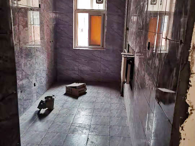 全屋瓷磚鋪貼：首先應除去基層表面的污垢，油漬，浮灰;除去基層上所有涂料層，膩子層;如果基層未能達到平整度要求，需對基層進行預先的找平處理。鋪貼瓷磚前需事先找好垂直線，以此為基準鋪貼的瓷磚高低均勻、垂直美觀;此外，施工前在墻體四周需彈出標高控制線，在地面彈出十字線，以控制地磚分隔尺寸。加水后將粘結劑漿料攪拌至潤滑均勻，無明顯塊狀或糊狀結塊，攪拌后的漿料靜置5-10分鐘后再稍加攪拌1-2分鐘即可使用。將瓷磚平整地鋪貼在基層上，使用橡膠錘將瓷磚拍實鋪平。施工過程中，可小幅度轉動瓷磚，使?jié){料與瓷磚背面充分接觸。