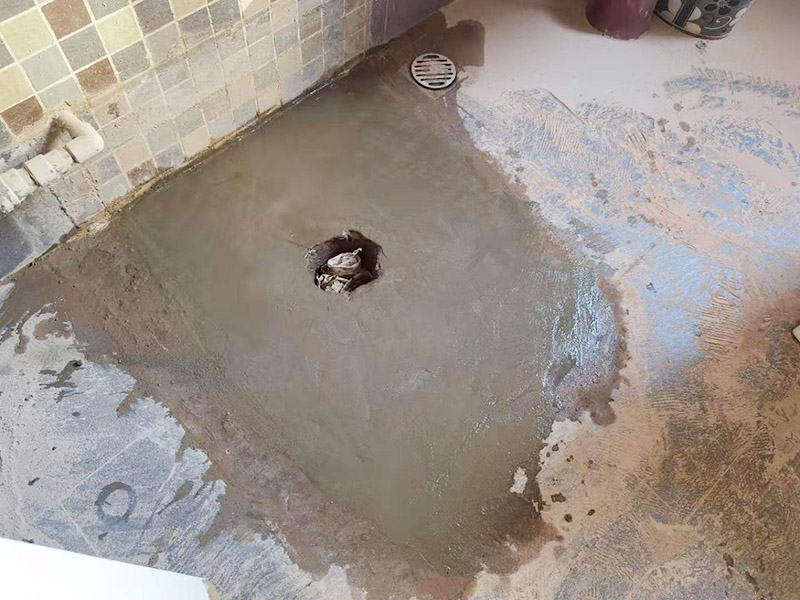 地面蹲便器改馬桶：首先關(guān)閉原先連通蹲便器的水閥，準(zhǔn)備匹配的馬桶和相關(guān)的操作工具。將原本的蹲便器拆卸下來后，注意檢查下水管排水是否通暢，可以簡易的檢驗(yàn)一下，裝滿一桶水倒入下水道觀察水流是否順暢，有無堵塞現(xiàn)象，如果存在堵塞，就必須先進(jìn)行疏通。等到確認(rèn)通暢時(shí)把下水管接長，直到地面足以安裝馬桶。蹲坑改馬桶，先測量下水口圓心至墻的距離。根據(jù)這個(gè)距離買馬桶。