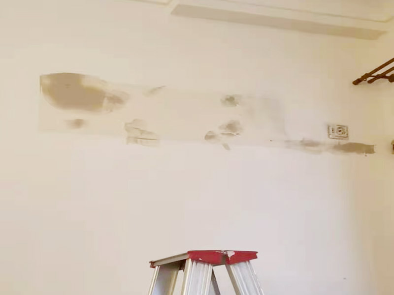 墻面刷新烤燈處理：施工前用塑料保護(hù)膜將室內(nèi)的地板覆蓋、家居包裹、電源插座覆蓋；并用膠帶貼牢。對(duì)基層原有涂層應(yīng)視不同情況區(qū)別對(duì)待：疏松、起殼、脆裂的舊涂層應(yīng)將其鏟除;粘附牢固的舊涂層用砂紙打毛;不耐水的涂層應(yīng)全部鏟除。清除基層表面塵土和其它粘附物。較大的凹陷應(yīng)用聚合物水泥砂漿抹平。并待其干燥。較小的孔洞、裂縫用水泥乳膠膩?zhàn)有扪a(bǔ)。 墻面泛堿起霜時(shí)用硫酸鋅溶液或稀鹽酸溶液刷洗，油污用洗滌劑清洗，最后再用清水洗凈。