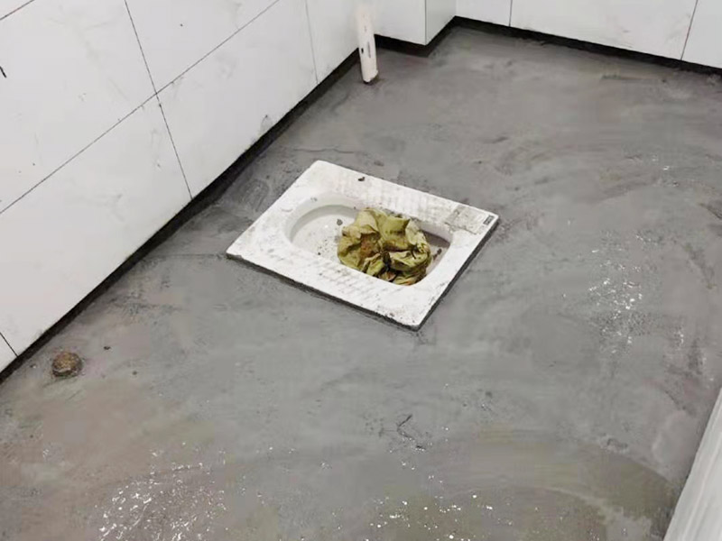 衛(wèi)生間防水找平：鏟除原有的墻磚和地磚，這個(gè)步驟主要是針對(duì)老房二次裝修的，如果是新房可以跳過(guò)這個(gè)步驟，一般使用灰刀就可以，刮板也可以將原有的地磚鏟除掉。衛(wèi)生間的防水通常是水電改完后進(jìn)行的，所以做防水前一定要封堵好下水管道，以免堵塞，小型的水管采用管用螺母封堵，大型的下水管道（如馬桶下水管道）采用pvc纏繞膜進(jìn)行封堵。找平為地面抹灰處理，灰漿水泥和沙子的比例為1:2.5-1:3之間，注意，找平的厚度不要超過(guò)3cm。水平和垂直的誤差要控制在5mm以內(nèi)。 首先墻面將水電改造開(kāi)槽用水泥封堵基層清理，細(xì)部附加層施工，在管根、地漏、陰陽(yáng)角、等容易漏水的薄弱部位均勻涂刷，涂刷防水涂料兩遍，縱向橫向各涂刷一遍，做保護(hù)層，待防水干燥后放水做48小時(shí)閉水試驗(yàn)。