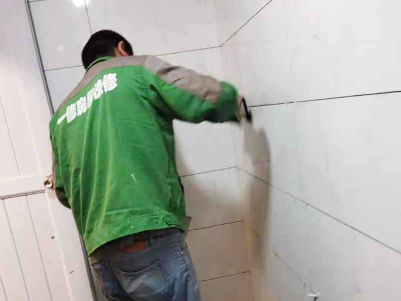 衛(wèi)生間墻面貼磚施工：首先應除去基層表面的污垢，油漬，浮灰;除去基層上所有涂料層，膩子層;如果基層未能達到平整度要求，需對基層進行預先的找平處理。鋪貼瓷磚前需事先找好垂直線，以此為基準鋪貼的瓷磚高低均勻、垂直美觀;此外，施工前在墻體四周需彈出標高控制線，在地面彈出十字線，以控制地磚分隔尺寸。加水后將粘結劑漿料攪拌至潤滑均勻，無明顯塊狀或糊狀結塊，攪拌后的漿料靜置5-10分鐘后再稍加攪拌1-2分鐘即可使用。將調制好的漿料均勻地抹在瓷磚背面，要求漿料飽滿。將瓷磚平整地鋪貼在基層上，使用橡膠錘將瓷磚拍實鋪平。施工過程中，可小幅度轉動瓷磚，使?jié){料與瓷磚背面充分接觸。