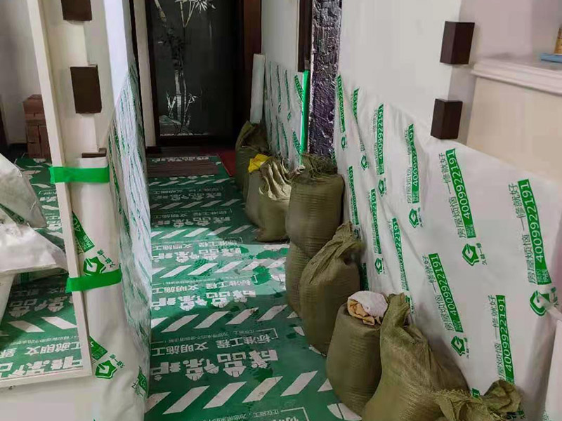 浴室防水成品保護：衛(wèi)生間洗浴時會濺水到鄰近的墻上，如沒有防水層的保護，隔壁墻和對頂角墻易潮濕發(fā)生霉變。所以一定要在鋪墻面瓷磚之前，做好墻面防水，一般防水處理中墻面要做30厘米高的防水處理，但是非承重的輕體墻，就要將整面墻做防水，至少也要做到1.8米高。 在鋪地磚之前，就一定要做好防水工程；在瓷磚鋪設之后，要保證磚面有一個泄水坡度(一般以1%左右為宜)，坡度朝向地漏，有利于廢水排放。 為了有好的防水效果，防水涂料一定要涂刷三遍，單組分環(huán)保型聚氨酯涂料的干透期在3~4天左右，如果在陰雨天涂刷防水材料，防水