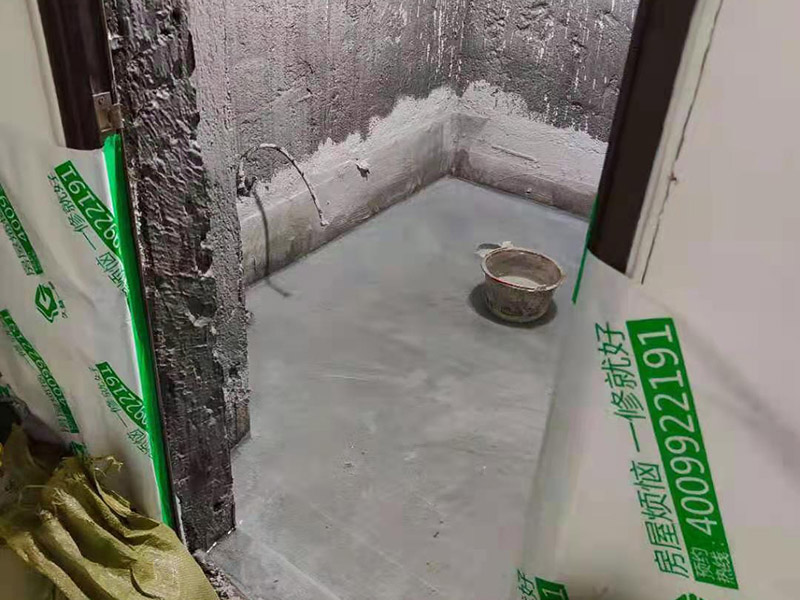 浴室防水成品保護：衛(wèi)生間洗浴時會濺水到鄰近的墻上，如沒有防水層的保護，隔壁墻和對頂角墻易潮濕發(fā)生霉變。所以一定要在鋪墻面瓷磚之前，做好墻面防水，一般防水處理中墻面要做30厘米高的防水處理，但是非承重的輕體墻，就要將整面墻做防水，至少也要做到1.8米高。 在鋪地磚之前，就一定要做好防水工程；在瓷磚鋪設之后，要保證磚面有一個泄水坡度(一般以1%左右為宜)，坡度朝向地漏，有利于廢水排放。 為了有好的防水效果，防水涂料一定要涂刷三遍，單組分環(huán)保型聚氨酯涂料的干透期在3~4天左右，如果在陰雨天涂刷防水材料，防水