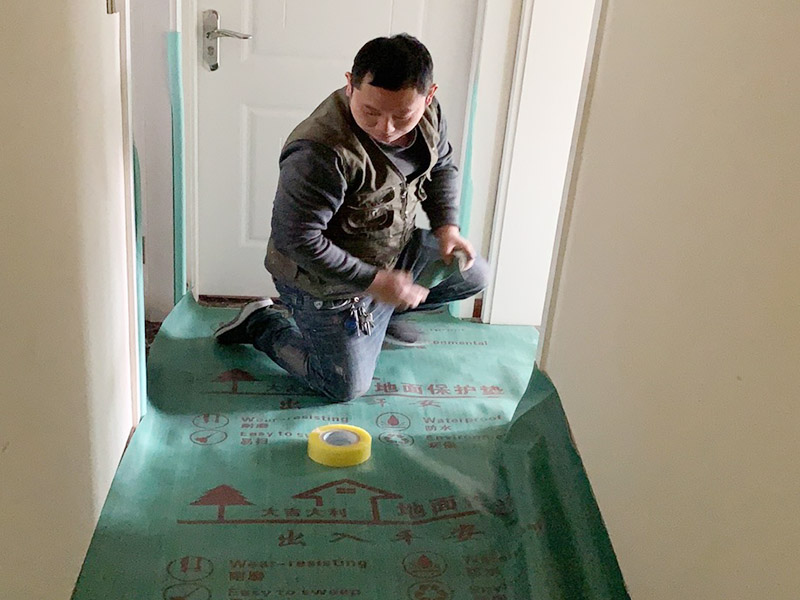 走廊地面成品保護(hù)：成品 保護(hù)的目的 為加快先進(jìn)技術(shù)與現(xiàn)代管理方法和手段在項(xiàng)目的運(yùn)用，努力降低成本，提高工程質(zhì)量，確保全面實(shí)現(xiàn)對業(yè)主的承諾。施工現(xiàn)場隨著施工進(jìn)行，成品保護(hù)工作顯得尤為重要，做好成品保護(hù)工作，是在施工過程中要對已完工分項(xiàng)進(jìn)行保護(hù)，否則一旦造成損壞，將會(huì)增加修復(fù)工作，帶來工、料浪費(fèi)、工期拖延及經(jīng)濟(jì)損失。因此成品保護(hù)是施工管理重要組織部分，是保證施工生產(chǎn)順利進(jìn)行的主要環(huán)節(jié)。