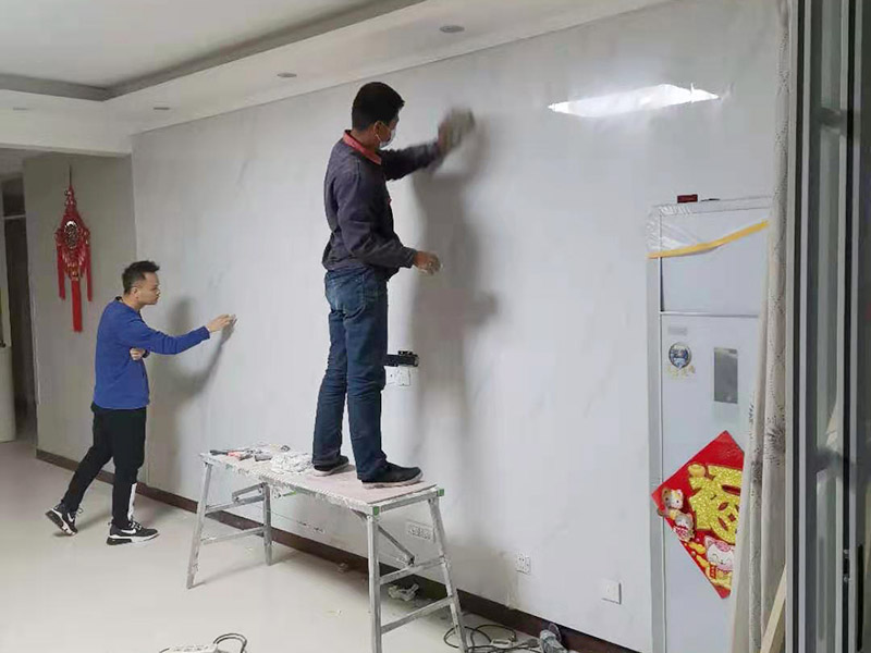 墻磚翻新成品保護(hù)：瓷磚、地板的鋪裝，也屬于基礎(chǔ)裝修的部分，經(jīng)常發(fā)現(xiàn)瓷磚施工時(shí)和施工后都沒(méi)有做成品保護(hù)工作，具體的表現(xiàn)有：瓷磚邊鋪邊勾縫，在剛鋪的瓷磚、地板上堆放雜物、剛鋪的瓷磚就在上面走動(dòng)踩踏，地面瓷磚、地板沒(méi)有使用成品保護(hù)膜覆蓋等，這些都會(huì)影響瓷磚的鋪貼效果，造成瓷磚的施工質(zhì)量問(wèn)題。 1、墻地面瓷磚，在鋪貼未干固的情況下，不要急于勾縫，以免人為地造成瓷磚松動(dòng)、高低不平，影響施工效果。 2、地面瓷磚干固前，不要在上面走動(dòng)、堆放雜物，以免造成瓷磚松動(dòng)、高低不平。 3、地面瓷磚鋪貼完后，好使用成品保護(hù)膜覆蓋磚面，既可以防止裝修時(shí)的沙子磨傷地面，同時(shí)也能有效地防止油漆涂料等有色液體滴落磚面，造成地面污染。