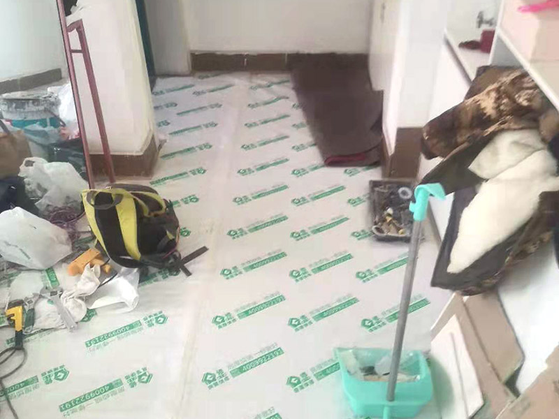 墻磚翻新成品保護(hù)：瓷磚、地板的鋪裝，也屬于基礎(chǔ)裝修的部分，經(jīng)常發(fā)現(xiàn)瓷磚施工時(shí)和施工后都沒(méi)有做成品保護(hù)工作，具體的表現(xiàn)有：瓷磚邊鋪邊勾縫，在剛鋪的瓷磚、地板上堆放雜物、剛鋪的瓷磚就在上面走動(dòng)踩踏，地面瓷磚、地板沒(méi)有使用成品保護(hù)膜覆蓋等，這些都會(huì)影響瓷磚的鋪貼效果，造成瓷磚的施工質(zhì)量問(wèn)題。 1、墻地面瓷磚，在鋪貼未干固的情況下，不要急于勾縫，以免人為地造成瓷磚松動(dòng)、高低不平，影響施工效果。 2、地面瓷磚干固前，不要在上面走動(dòng)、堆放雜物，以免造成瓷磚松動(dòng)、高低不平。 3、地面瓷磚鋪貼完后，好使用成品保護(hù)膜覆蓋磚面，既可以防止裝修時(shí)的沙子磨傷地面，同時(shí)也能有效地防止油漆涂料等有色液體滴落磚面，造成地面污染。