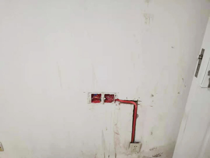 墻面電路改造：要用電需求進(jìn)行定位，完成定位之后，師傅會(huì)按照定位和電路走向，進(jìn)行開(kāi)槽布線，開(kāi)的槽要橫平豎直，布線都是使用線管進(jìn)行暗埋，有PVC和冷彎管兩種，冷彎管彎曲效果很好，不會(huì)斷裂，是布線不錯(cuò)的選擇，它的轉(zhuǎn)角有一定弧度，線可以隨便更換，不需要開(kāi)墻。 如果選擇冷彎管的話，需要借助彎管工具，弧度是線管直徑的十倍，這樣穿線或拆線，才能暢通無(wú)阻。