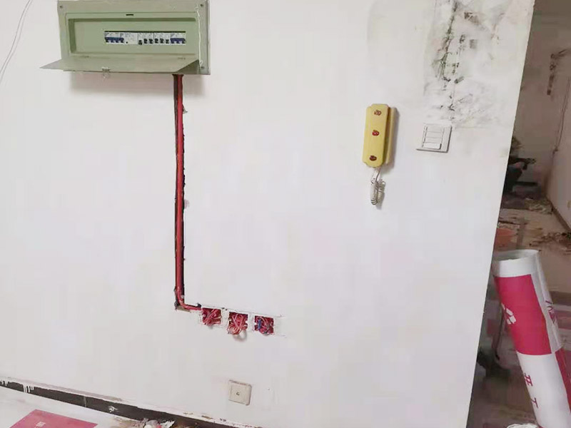 墻面電路改造：要用電需求進(jìn)行定位，完成定位之后，師傅會(huì)按照定位和電路走向，進(jìn)行開(kāi)槽布線，開(kāi)的槽要橫平豎直，布線都是使用線管進(jìn)行暗埋，有PVC和冷彎管兩種，冷彎管彎曲效果很好，不會(huì)斷裂，是布線不錯(cuò)的選擇，它的轉(zhuǎn)角有一定弧度，線可以隨便更換，不需要開(kāi)墻。 如果選擇冷彎管的話，需要借助彎管工具，弧度是線管直徑的十倍，這樣穿線或拆線，才能暢通無(wú)阻。