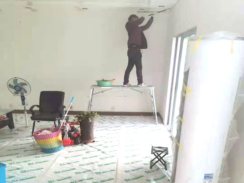 鏟墻皮成品保護(hù)：首先要將墻面全部用水浸濕，一般會(huì)使用滾輪將墻面滾一遍水，在要鏟的地方不斷地滾動(dòng)，這樣大約過(guò)十幾分鐘，就開(kāi)始用鏟子鏟剛才滾濕的地方。要一層一層地鏟，這當(dāng)中可能會(huì)遇到乳膠漆層，或者膠水層，還有膩?zhàn)訉?。如果碰到了一些防水膩?zhàn)硬缓门脑捑托枰蚰C(jī)了。