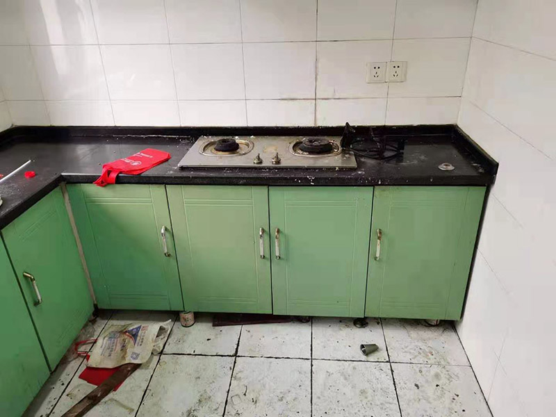 櫥柜維修翻新：1.清潔櫥柜表面，泥垢等用鋼絲球和砂紙打磨干凈。先貼桌面和抽屜面。 2.貼好桌面和抽屜面之后，為了保證黏貼的效果，邊緣處用透明膠帶粘牢，注意用美工刀把把手挖出來。 3.將抽屜拿出來，用木紋紙貼抽屜框。 4.貼好后用塑料刮板刮平，然后用透明膠帶封邊。 5.依次將所有表面貼上木紋紙，然后用透明膠帶封邊，大功告成了。