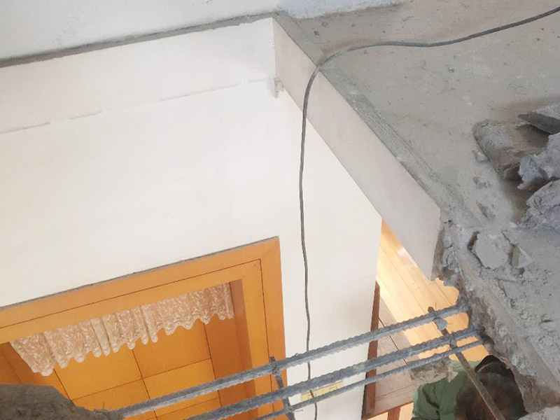 房屋局部改造裝修:一是開(kāi)裂剝落，因?yàn)槟甏丫?，墻面表層老化變脆，?dāng)然也有使用劣質(zhì)涂料導(dǎo)致這種問(wèn)題發(fā)生。 二是發(fā)霉，常見(jiàn)于比較潮濕的地方，墻體等部位一旦發(fā)霉，以前的石膏底可能由于水汽都有空鼓脫殼。 三是粉化，施工溫度低、墻粉稀釋過(guò)量、施工涂層太薄、沒(méi)有使用底漆、底材疏松等，都可能導(dǎo)致粉。 四是光澤上升，頻繁的擦洗、物體擦過(guò)墻面、涂料耐擦洗性能差都會(huì)導(dǎo)致墻面被打磨光滑，使表面光澤度增加。