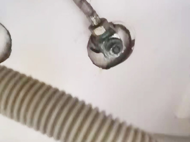 洗面盆角閥斷了：首先我們需要使用鋸條將斷在墻壁里的角閥部分鋸上三、四到槽,然后我們?cè)谶\(yùn)用起子將角閥給敲出來(lái)了,這樣就可以了。但是在這個(gè)過(guò)程中需要提醒大家的是:我們應(yīng)當(dāng)在使用鋸子鋸的時(shí)候要小心不能傷了水管里面的絲扣。我鋸的時(shí)候在上下左右各鋸了一條槽,把左邊的絲紋傷了一點(diǎn),纏上四氟帶就沒(méi)有太大關(guān)系了。