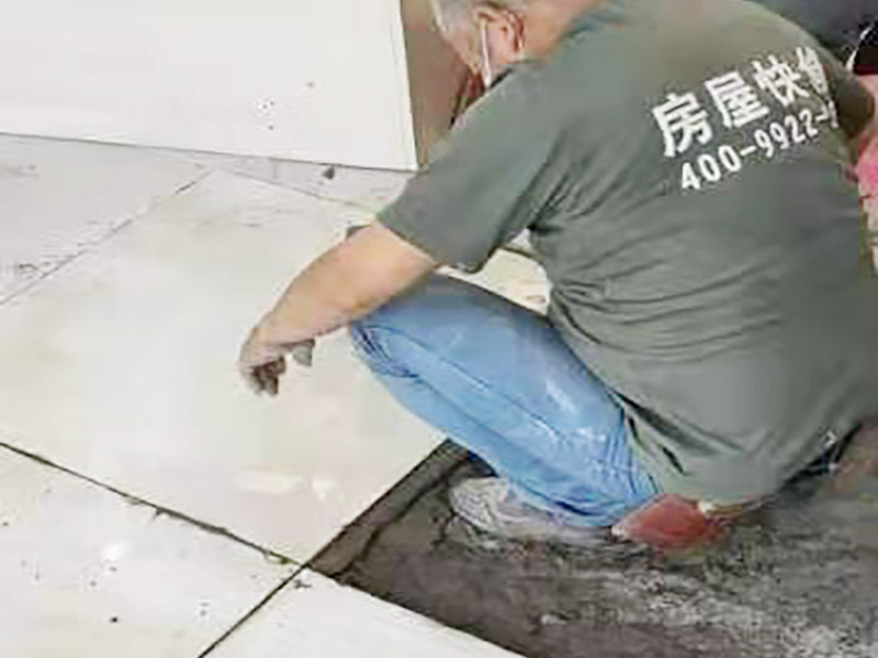 客廳地磚鋪貼：室內(nèi)地面的基層一定要處理干凈，如果有高低不平的地方要先鑿平與修補(bǔ)，基層要清潔好，不能夠有砂漿、白灰砂漿灰、油漬等，同時(shí)用水濕潤地面。如果鋪貼的是瓷質(zhì)磚，那一定要安放好標(biāo)準(zhǔn)塊，將其安放在十字線的交點(diǎn)，對角安裝。在進(jìn)行鋪裝操作的時(shí)候要每行依次的掛線，瓷質(zhì)磚地面鋪裝后的養(yǎng)護(hù)十分重要，在安裝24小時(shí)之后一定要灑水進(jìn)行養(yǎng)護(hù)，等鋪貼完成之后要覆蓋鋸末養(yǎng)護(hù)。瓷磚一定要浸水陰干，避免影響到凝結(jié)櫻花，導(dǎo)致發(fā)生空鼓和起殼等問題，鋪貼完成之后的2到3天內(nèi)不能夠踩踏。