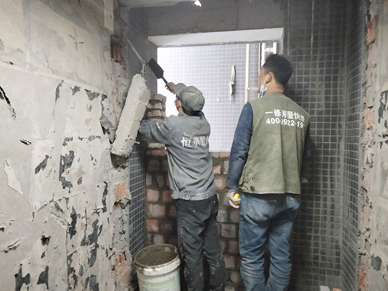 門洞砌磚施工：首先準備好材料，門洞一定要做頂梁，所以鋼筋不能少。沙子要中沙、河沙。水泥注意保質(zhì)期。磚最好用輕質(zhì)磚。攪拌好水泥沙后，開始砌墻。要先訂好門洞兩邊的磚的位置，先砌好他們，再在此基礎上砌就很快了。