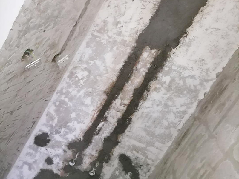 墻內(nèi)水管安裝維修：首先要根據(jù)自己家里的衛(wèi)生間的布局,確定墻排馬桶的安裝位置,再弄好排水管。整個(gè)隱蔽式水箱的安裝過程相對來說是簡單的,整個(gè)過程大約6個(gè)小時(shí)就可以了。為了安裝入墻水管過程中不必要的浪費(fèi)行為，安裝人員應(yīng)量好所需管材的長度進(jìn)行切割。管材切割采用專用管剪切斷，管剪刀片卡口應(yīng)調(diào)整到與所切割管徑相符，旋轉(zhuǎn)切斷時(shí)應(yīng)均勻加力，斷管時(shí)，斷面應(yīng)同管軸線垂直，切斷后，斷口整圓截面無毛刺。