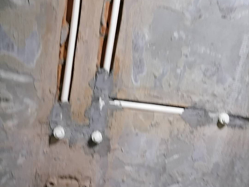 墻內(nèi)水管安裝維修：首先要根據(jù)自己家里的衛(wèi)生間的布局,確定墻排馬桶的安裝位置,再弄好排水管。整個(gè)隱蔽式水箱的安裝過程相對來說是簡單的,整個(gè)過程大約6個(gè)小時(shí)就可以了。為了安裝入墻水管過程中不必要的浪費(fèi)行為，安裝人員應(yīng)量好所需管材的長度進(jìn)行切割。管材切割采用專用管剪切斷，管剪刀片卡口應(yīng)調(diào)整到與所切割管徑相符，旋轉(zhuǎn)切斷時(shí)應(yīng)均勻加力，斷管時(shí)，斷面應(yīng)同管軸線垂直，切斷后，斷口整圓截面無毛刺。