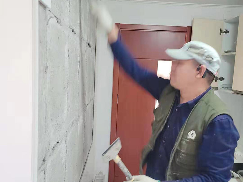 墻磚起翹維修：當(dāng)瓷磚起翹了我們要將其他的瓷磚全部都拆卸下來，并且要保證瓷磚底下的基層干凈干燥，接著根據(jù)相應(yīng)的比例調(diào)和水泥和黃沙。 在攪拌的時候可以利用攪拌泵將兩者攪拌均勻，鋪設(shè)地磚的水泥應(yīng)該要用425以上的水泥沙子，選擇粗紗根據(jù)1:2的比例進(jìn)行調(diào)配，同時要預(yù)留一毫米的伸縮縫。 接著將攪拌好的材料倒入空格中鋪上一層攪拌好的砂漿，厚度按照周圍的程度為基準(zhǔn)，避免出現(xiàn)鋪設(shè)過高或者過低的情況，最后再將瓷磚放上去，輕輕的壓實(shí)，直到和周圍一個高度就行了。