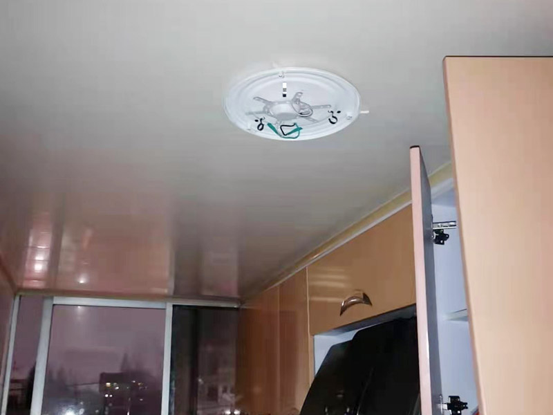 吸頂燈安裝維修：把底座放到位置上，畫好孔的位置，按照吸頂燈的安裝孔位，在天花上打眼，在打好眼的地方打入膠體，用以固定螺絲，把底座放上去，轉(zhuǎn)個(gè)角度，帶緊螺絲，接線，把燈管再裝回（這時(shí)可以試下燈是否會(huì)亮），然后再把燈罩蓋好。