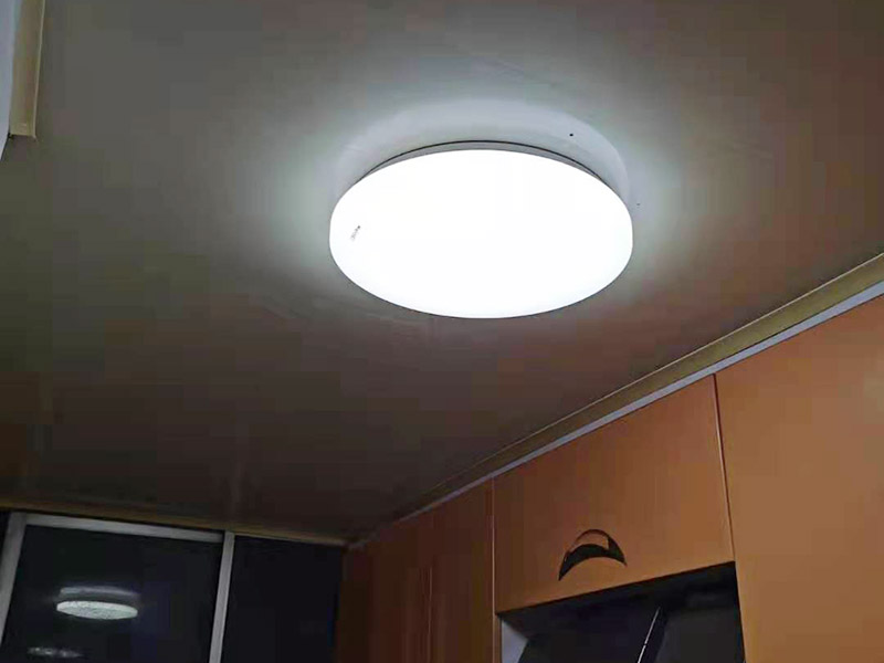 吸頂燈安裝維修：把底座放到位置上，畫好孔的位置，按照吸頂燈的安裝孔位，在天花上打眼，在打好眼的地方打入膠體，用以固定螺絲，把底座放上去，轉(zhuǎn)個(gè)角度，帶緊螺絲，接線，把燈管再裝回（這時(shí)可以試下燈是否會(huì)亮），然后再把燈罩蓋好。