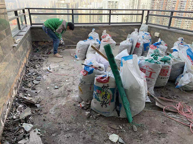 頂面瓷磚拆除建渣裝袋：漏水有可能是地面的防水有斷裂，可以把地面的磚縫用防水涂料重新涂一下。如果已經(jīng)影響到樓下了，這樣處理的效果可能不會(huì)太好，因?yàn)閿嗔训牟皇谴纱u而是防水層，而水在瓷磚下面是流動(dòng)的，所以光堵一兩個(gè)磚縫肯定還會(huì)漏水。 最好的方法是將原來(lái)的瓷磚和防水層都拆除掉，重新做防水層，重新鋪磚。可以將地面和墻面的防水全部拆除，整體翻新；也可以把地面的拆除，墻面只拆除從地面往上的兩片磚，在墻面兩片磚以下的部分做防水。
