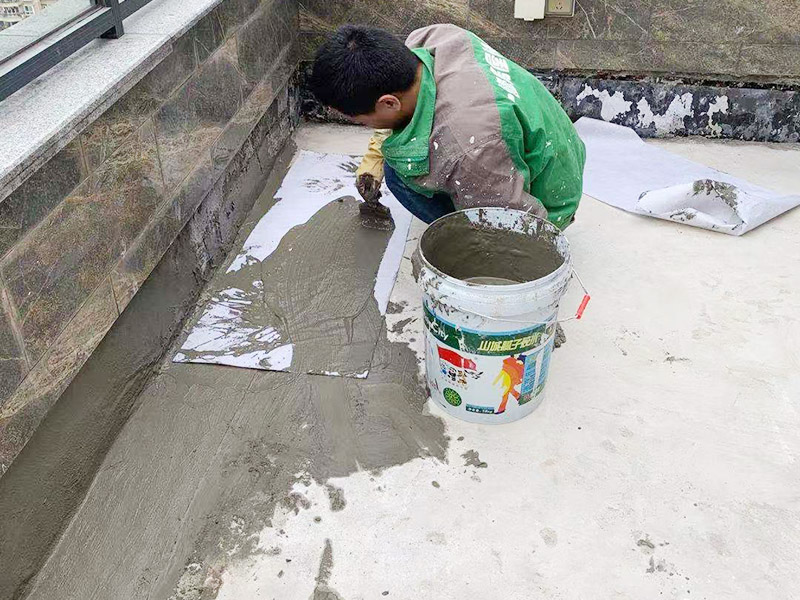 屋頂墻地面防水：基層表面應(yīng)平整，無尖銳棱角，無疏松、起砂、空鼓和大0.5mm的裂縫（用堵漏王填平后再施工）等；高的部位剔平整，必要部位用水泥砂漿或瓷磚膠進(jìn)行找平處理；基層保持一定的干燥、無明水、無油污；下水管口用防水膠帶進(jìn)行封口處理；清掃基層表面浮塵，浮灰，最后用吸塵器徹底清理干凈；墻地交接部位為直角，涂刷時極容易出現(xiàn)厚涂的情況，建議在墻地交接部位先用堵漏王做抹弧處理，以達(dá)到緩沖作用；涂刷之前，若基層較干燥，需在基層灑水潤濕，以確保涂膜附著強(qiáng)度；第一層防水涂料表面都固化后進(jìn)行附加層施工，在涂層上鋪貼防水網(wǎng)格布；不要出現(xiàn)褶皺不平整的情況；