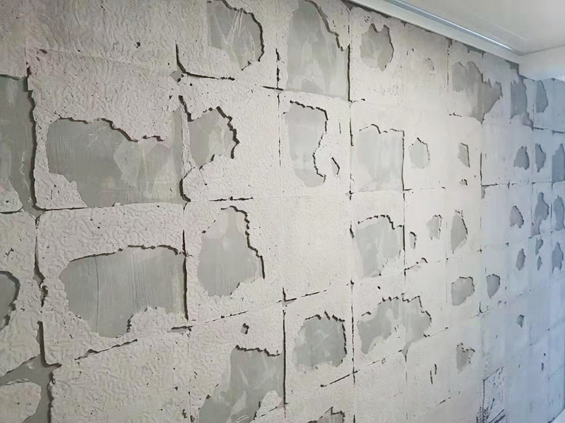 墻磚拆除維修：先把地面上的東西全搬出去，然后戴上手套和防護眼鏡，用錘子把一塊瓷磚敲碎，再用扁的鑿子往里撬，一片一片慢慢鑿，這種方法費力費時。用小型的電鎬或瓷磚鏟除機就能輕輕松松完成任務(wù)。