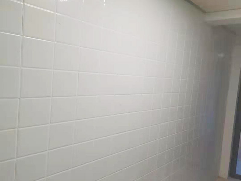 墻磚拆除維修：先把地面上的東西全搬出去，然后戴上手套和防護眼鏡，用錘子把一塊瓷磚敲碎，再用扁的鑿子往里撬，一片一片慢慢鑿，這種方法費力費時。用小型的電鎬或瓷磚鏟除機就能輕輕松松完成任務(wù)。