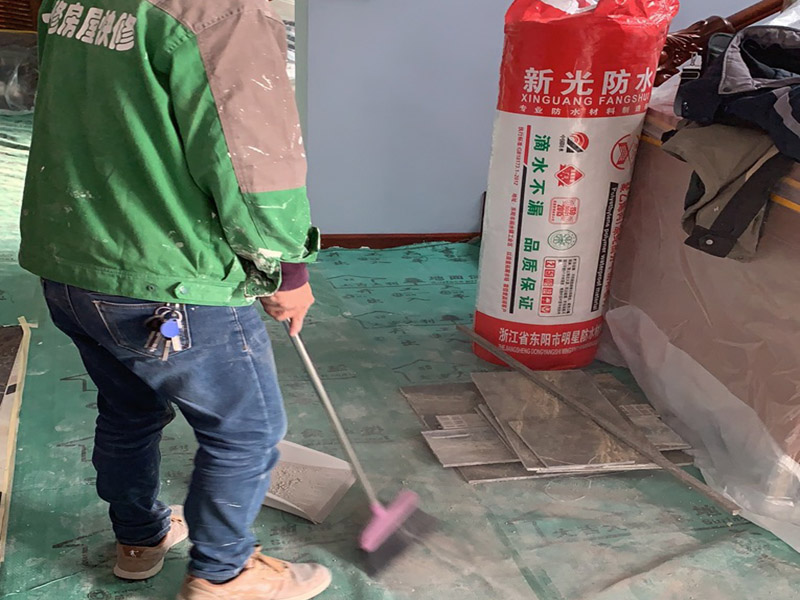 外墻瓷磚局部翻新：瓷磚作為裝飾產(chǎn)品,除了飾面效果及產(chǎn)品質(zhì)量能由生產(chǎn)廠家決定外,其它的使用效果還取決于墻體結(jié)構(gòu)、施工環(huán)境、鋪貼材料及施工方法等各類因素的制約,而一旦瓷磚使用期間出現(xiàn)脫落,瓷磚產(chǎn)品卻往往被當(dāng)成&ldquo;罪魁禍?zhǔn)?rdquo;。外墻翻新之前,需要基層要求牢固、堅實、干燥、平整、清潔、無浮灰、無油跡。 清理原墻面，想要讓墻面面目一新，煥發(fā)容光，我們首先要做的就是將之前的漆料去除干凈。然后把起皮嚴(yán)重的鏟除，之后還要抹上一層白水泥。但是如果墻面會過于光滑，就還要做打磨處理，其主要目的是便于新涂料和墻體粘結(jié)。