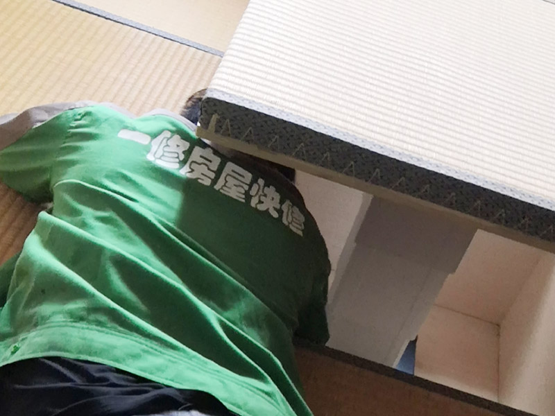 家具維修翻新：清除舊家具上的污垢也是非常關(guān)鍵的，因?yàn)檫@是確保古舊家具翻新質(zhì)量的最關(guān)鍵的工序之一。特別是對(duì)榫卯結(jié)合部位一定有殘存的鰾膠，因此要用刷子和熱水沖刷干凈，再用刨刃或刮刀輕刮榫頭的表面,直到見到新木茬為止，這樣是可以增加鰾膠的粘合力。另外，要仔細(xì)清理卯眼，特別要查看卯眼中是否有殘留的木屑，避免家具部件再次受到損害。清洗過的家具部件要干燥后才能試裝配。