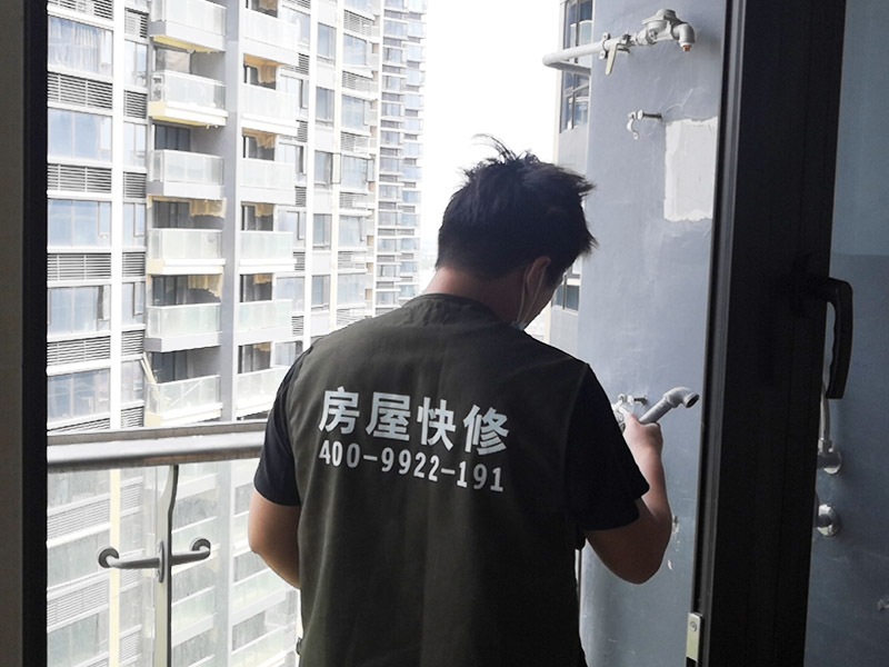 家具維修翻新：清除舊家具上的污垢也是非常關(guān)鍵的，因?yàn)檫@是確保古舊家具翻新質(zhì)量的最關(guān)鍵的工序之一。特別是對(duì)榫卯結(jié)合部位一定有殘存的鰾膠，因此要用刷子和熱水沖刷干凈，再用刨刃或刮刀輕刮榫頭的表面,直到見到新木茬為止，這樣是可以增加鰾膠的粘合力。另外，要仔細(xì)清理卯眼，特別要查看卯眼中是否有殘留的木屑，避免家具部件再次受到損害。清洗過的家具部件要干燥后才能試裝配。