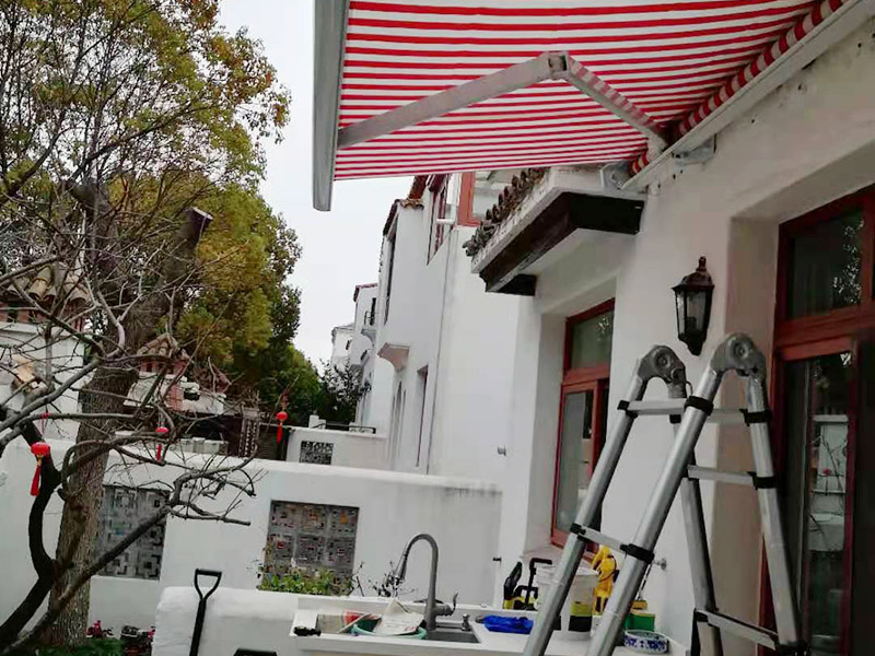 室外雨棚安裝調(diào)試：測量放線&rarr;安頂棚主骨架&rarr;安裝調(diào)平頂棚次骨架&rarr;安裝外層&rarr;安裝內(nèi)層&rarr;頂棚外部檐口調(diào)整及處理 ①根據(jù)安裝圖紙測量標(biāo)高和頂棚位置，用墨線彈出頂棚主骨架的位置線。②根據(jù)設(shè)計圖安裝膨脹螺栓，在將鋼板固定好，將主骨架的中心線投至鋼板。③安裝主骨架時先安裝兩端，然后再安裝中間部分；先組裝方鋼管，中間與預(yù)埋鋼板焊接。④主骨架安裝完畢后接下來安裝次骨架，并與主骨架焊接固定好。⑤外層的厚度有20mm，安裝好之后需要打膠，安裝壓條才算全部完成。⑥內(nèi)層的厚度為16mm，安裝前將上層底板擦干凈，也要進(jìn)行打膠和安裝壓條的工序。⑦后安裝外檐，將細(xì)節(jié)部分全部調(diào)整好即可。