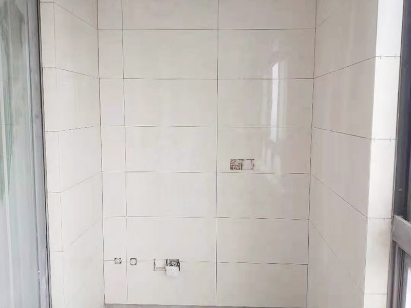 全屋裝修翻新：基層施工 在墻面翻新前,需要先將舊漆面鏟除干凈,之后在進(jìn)行打磨,將墻面的浮沉雜物都清理干凈。成品保護(hù) 基層做完后,需要將施工區(qū)域的家具物件移除,避免在翻新過程中,使家具受到損傷。在刮膩?zhàn)又埃扔贸咦訖z測一下墻面的平整度。在施工時(shí)，對不平整的地方進(jìn)行多次涂刮，修補(bǔ)好不平整的區(qū)域。一般膩?zhàn)庸蝺杀榧纯?，每次膩?zhàn)庸瓮旰笠M(jìn)行打磨，可以讓墻面更加光滑。膩?zhàn)痈赏负?，再對墻面進(jìn)行油漆涂刷。底漆要先刷，施工力度要均勻，這樣漆膜厚度也相對一致，然后開始面漆施工。一定要讓漆面自然干透。