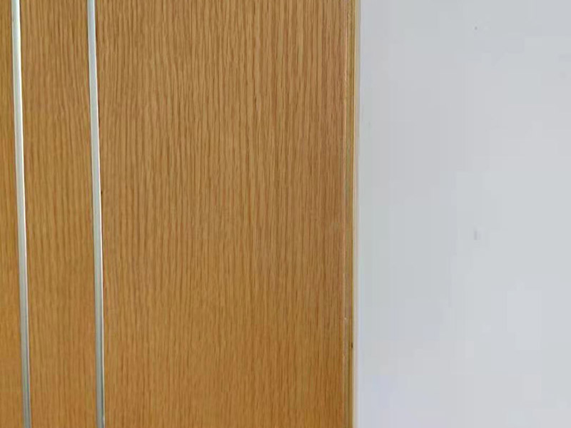 衣柜木門修補翻新:將破損的洞清理干凈，用砂紙打磨一下除去污垢，將膩子和好填緊空洞內,等膩子干后用砂紙打磨光滑，或者速干膠干透的木渣也是打磨光滑，除去灰塵，使用修補膏或者油漆對修補平整光滑的膩子上調色還原成與周圍一樣的色彩，用吹風機快速吹干油漆。