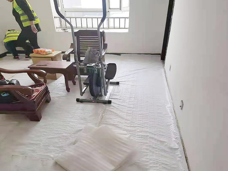 踢腳線和墻面之間出現(xiàn)裂縫，專業(yè)工人如何做踢腳線維修