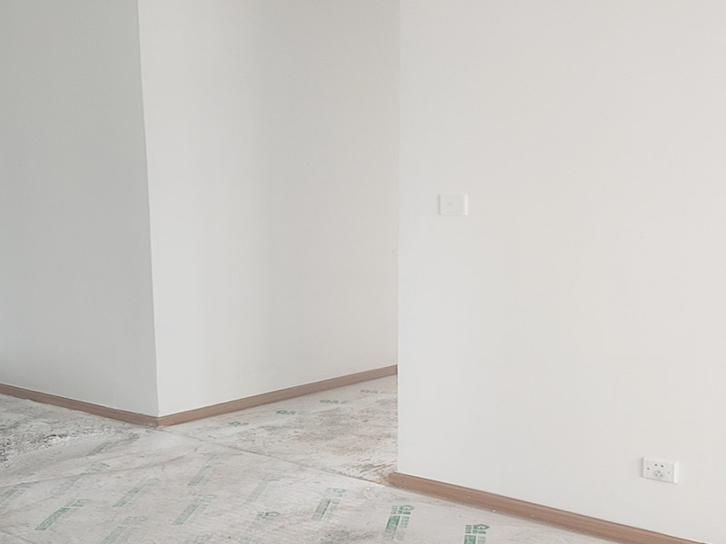 全屋裝修翻新:對于原有空間布局不滿意，需要重新規(guī)劃，那勢必就會對房屋的墻體進行安排。拆除、砌墻等等。水電施工基本原則：走頂不走地，頂不能走，考慮走墻，墻也不能走，才考慮走地。 在開線槽前，要先做好線路定位，主要考慮開關、插座、燈具等電器的位置。此時可進行櫥柜的第一次測量。嚴格的監(jiān)督水電工程中的質量及一些相關的隱患問題，及早發(fā)現(xiàn)及早解決。 清理舊墻面:對墻面先進行清楚表層,因為表層需要處理干凈,把面上凹凸不平的地方修復平整。刮頭遍膩子:選擇顆粒細度較高,質地較硬的膩子進行工作。刮完后打磨,完成打磨工作后,記得要將墻面清掃一遍,避免因粉塵太多,影響墻漆的附著力。刷底漆:如果墻面用漆量較大,建議在底漆中適量多加點水,在涂刷過程中一定要確保墻面的每個地方都要刷上底漆,并且涂刷均勻。