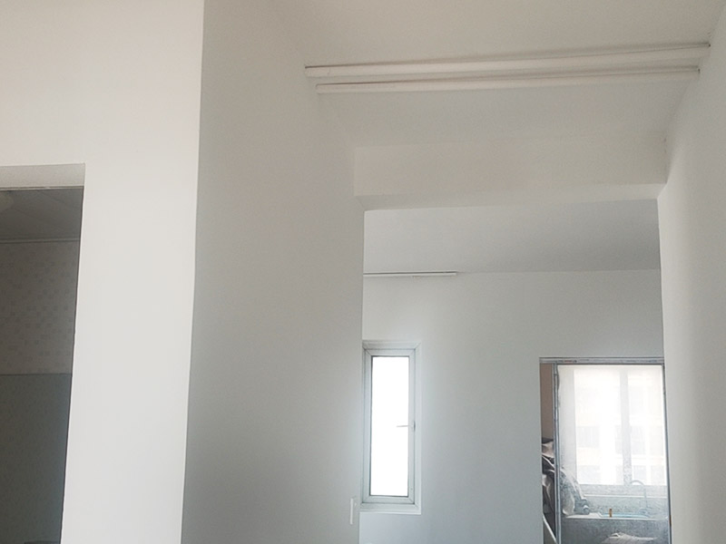 全屋裝修翻新:對于原有空間布局不滿意，需要重新規(guī)劃，那勢必就會對房屋的墻體進行安排。拆除、砌墻等等。水電施工基本原則：走頂不走地，頂不能走，考慮走墻，墻也不能走，才考慮走地。 在開線槽前，要先做好線路定位，主要考慮開關、插座、燈具等電器的位置。此時可進行櫥柜的第一次測量。嚴格的監(jiān)督水電工程中的質量及一些相關的隱患問題，及早發(fā)現(xiàn)及早解決。 清理舊墻面:對墻面先進行清楚表層,因為表層需要處理干凈,把面上凹凸不平的地方修復平整。刮頭遍膩子:選擇顆粒細度較高,質地較硬的膩子進行工作。刮完后打磨,完成打磨工作后,記得要將墻面清掃一遍,避免因粉塵太多,影響墻漆的附著力。刷底漆:如果墻面用漆量較大,建議在底漆中適量多加點水,在涂刷過程中一定要確保墻面的每個地方都要刷上底漆,并且涂刷均勻。