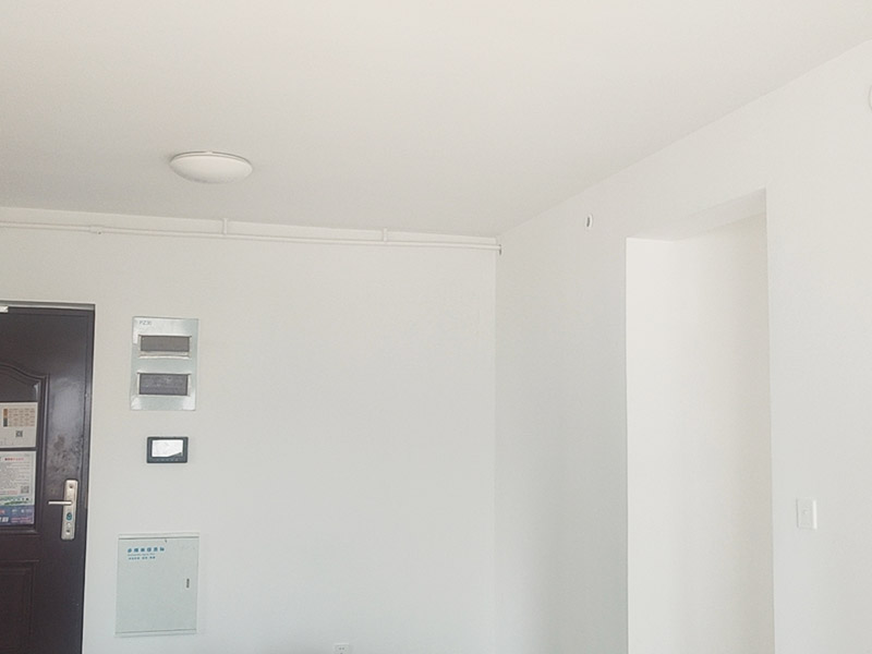 全屋裝修翻新:對于原有空間布局不滿意，需要重新規(guī)劃，那勢必就會對房屋的墻體進行安排。拆除、砌墻等等。水電施工基本原則：走頂不走地，頂不能走，考慮走墻，墻也不能走，才考慮走地。 在開線槽前，要先做好線路定位，主要考慮開關、插座、燈具等電器的位置。此時可進行櫥柜的第一次測量。嚴格的監(jiān)督水電工程中的質量及一些相關的隱患問題，及早發(fā)現(xiàn)及早解決。 清理舊墻面:對墻面先進行清楚表層,因為表層需要處理干凈,把面上凹凸不平的地方修復平整。刮頭遍膩子:選擇顆粒細度較高,質地較硬的膩子進行工作。刮完后打磨,完成打磨工作后,記得要將墻面清掃一遍,避免因粉塵太多,影響墻漆的附著力。刷底漆:如果墻面用漆量較大,建議在底漆中適量多加點水,在涂刷過程中一定要確保墻面的每個地方都要刷上底漆,并且涂刷均勻。