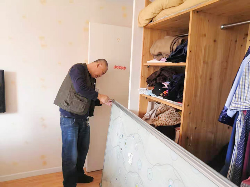 移門滑軌維修：用螺絲刀把滑輪卸下，檢查滑輪無法轉動原因，如果是生銹了，可以先涂點黃油，讓它自己滑動一下，可以增加靈活性;如果不行，請直接更換一個滑輪。 先借用工具取一個邊框和下封，用固定螺絲固定，把固定好的邊框放置地上，然后把移門板排列在邊框上面。 取另外一根邊框，接著卡入排列好的移門板上，用螺絲固定下封和邊框，一定要歸哪個緊，不要讓它松動。 卡入上封，用螺絲固定，同時固定好上滑輪，等待上下螺絲都固定好后，用牽引螺絲，把下滑輪固定在下封內，整個過程維修好。
