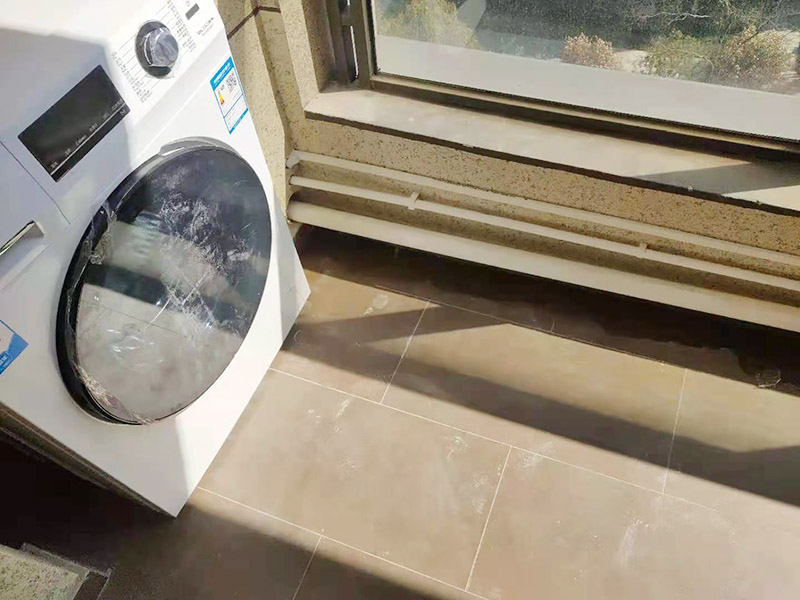 陽臺管道排布：首先檢測檢查一些看看是什么位置的管子的問題。根據(jù)判斷出水位置或者漏水位置選擇合適的維修措施方法。如果是出水外邊的管道壞了，可以通過更換外邊的管道水龍頭就可以維修修好。 在陽臺安裝水管，要選擇合適位置安裝水管，不能妨礙人在陽臺內(nèi)的活動，但要滿足人們使用水管的相關(guān)需求。