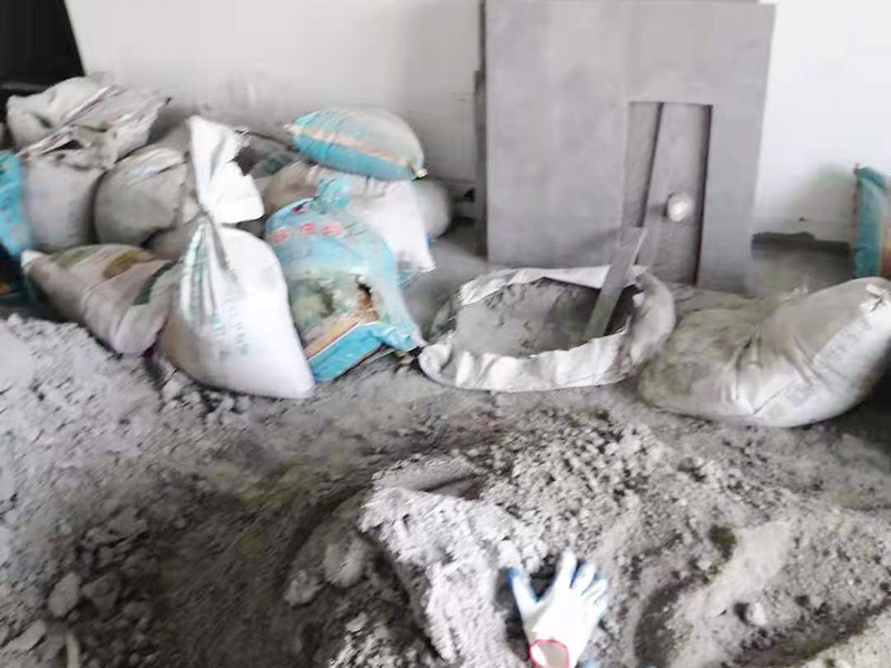 客廳地面貼磚：首先要把基層用水澆濕，除去雜物和浮沙。再抹結(jié)合層，需要注意的是要使用1：3的干性水泥漿，按照水平線(xiàn)探鋪平整，然后再把磚放在沙漿上用膠皮錘振實(shí)。這時(shí)再把地面磚取下澆抹水泥漿，然后把地面磚放實(shí)振平就可以了。采用干鋪法可以有效地避免鋪裝過(guò)程中造成的空鼓、氣泡等現(xiàn)象發(fā)生。但是干鋪法的技術(shù)含量比較高，所以費(fèi)用也會(huì)比較貴。