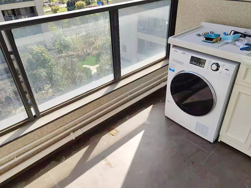 陽臺管道排布：首先檢測檢查一些看看是什么位置的管子的問題。根據(jù)判斷出水位置或者漏水位置選擇合適的維修措施方法。如果是出水外邊的管道壞了，可以通過更換外邊的管道水龍頭就可以維修修好。 在陽臺安裝水管，要選擇合適位置安裝水管，不能妨礙人在陽臺內(nèi)的活動，但要滿足人們使用水管的相關(guān)需求。