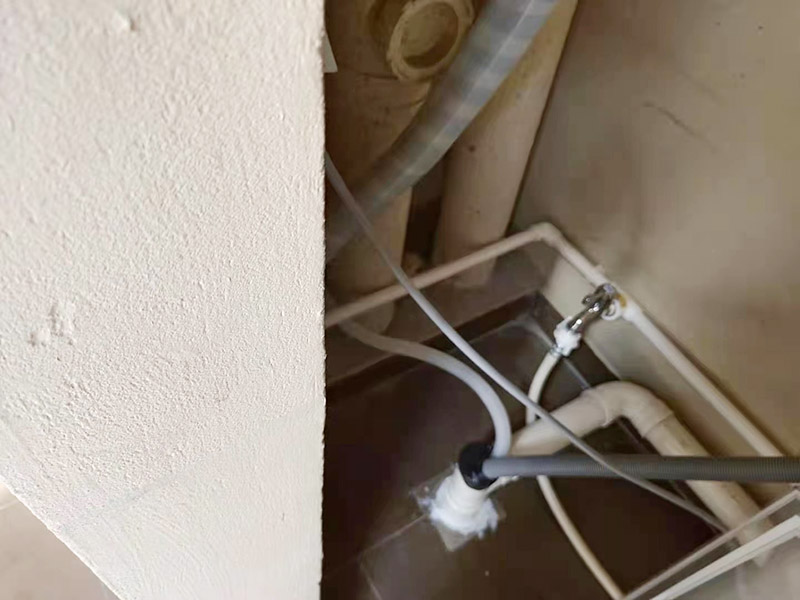 陽臺管道排布：首先檢測檢查一些看看是什么位置的管子的問題。根據(jù)判斷出水位置或者漏水位置選擇合適的維修措施方法。如果是出水外邊的管道壞了，可以通過更換外邊的管道水龍頭就可以維修修好。 在陽臺安裝水管，要選擇合適位置安裝水管，不能妨礙人在陽臺內(nèi)的活動，但要滿足人們使用水管的相關(guān)需求。